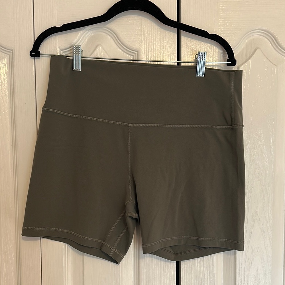 Lululemon Women’s Align 6” Olive Shorts